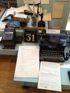 Kontorutstyr og hjelpemidler fra 1920-tallet.