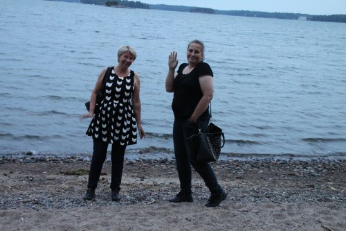 Lene og Linda Kristin ved en av "De tusen sjøers lands" strender