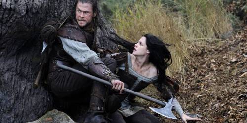 Chris Hemsworth og Kristen Stewart i Snow White and the Huntsman